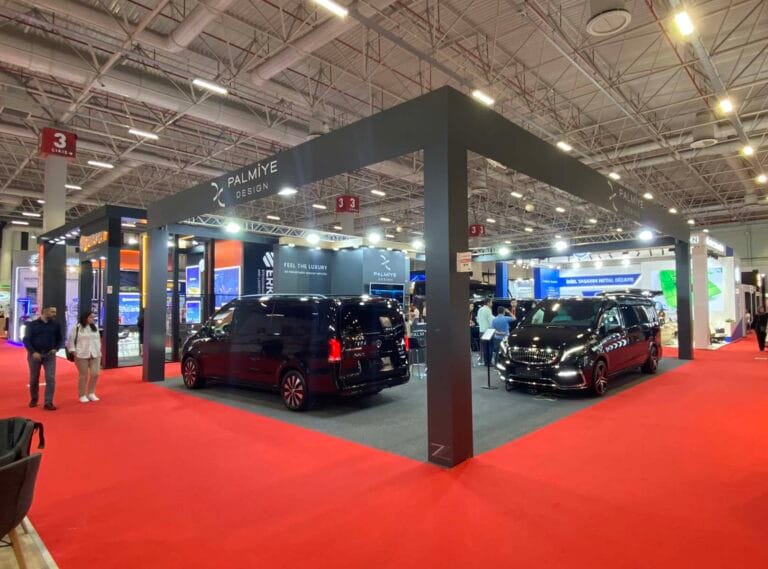 Palmiye Design Busworld standının araçlarla birlikte tamamlanmış görünüşü