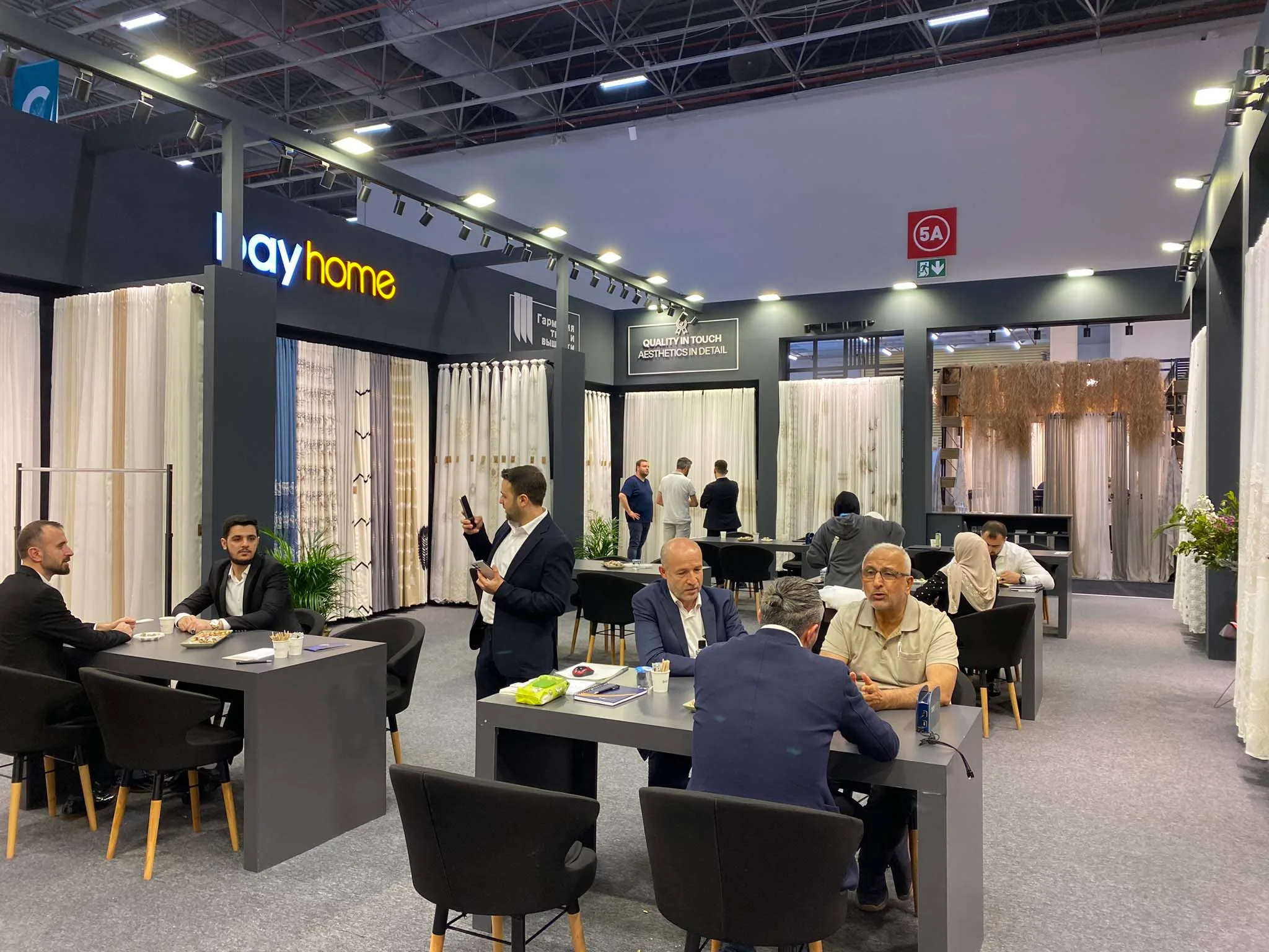 Bayhome – HOMETEX 2024 4 Bayhome – HOMETEX 2024 – Projektaufnahme – Aufbau und Umsetzung 3