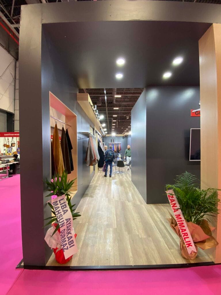 Güçlü Deri AYSAF 2024 ahşap stand uygulaması 3