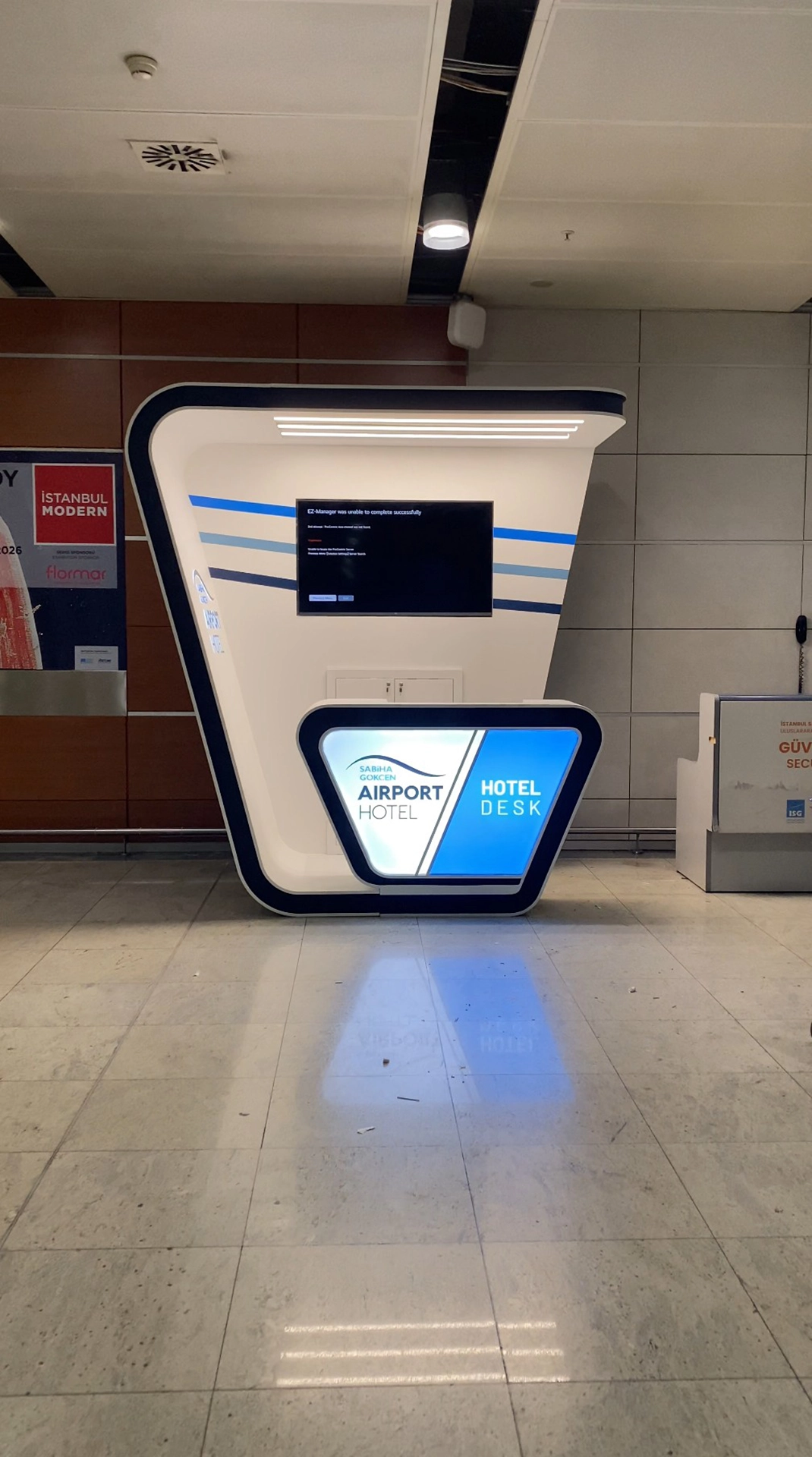 Sabiha Gökçen Havalimanı Airport Hotel desk ön görünüşü