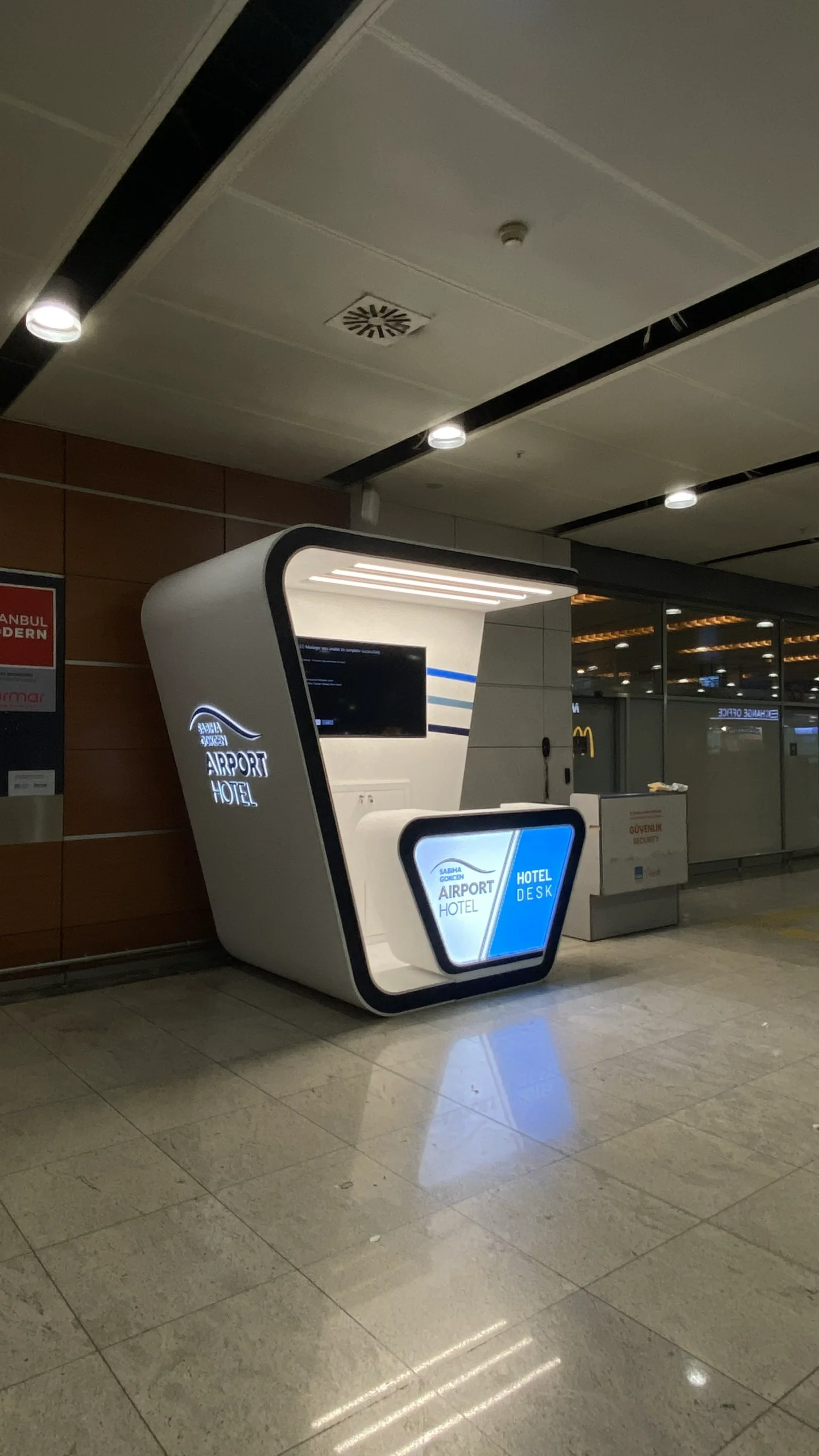 Sabiha Gökçen Airport Hotel karşılama desk’i sol görünüşü