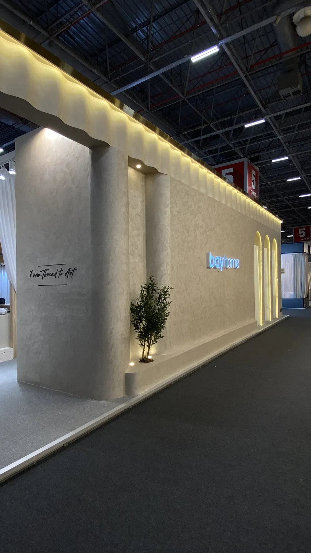Bayhome standı dalgalı saçak ve aydınlatmalı dış cephe detayı
