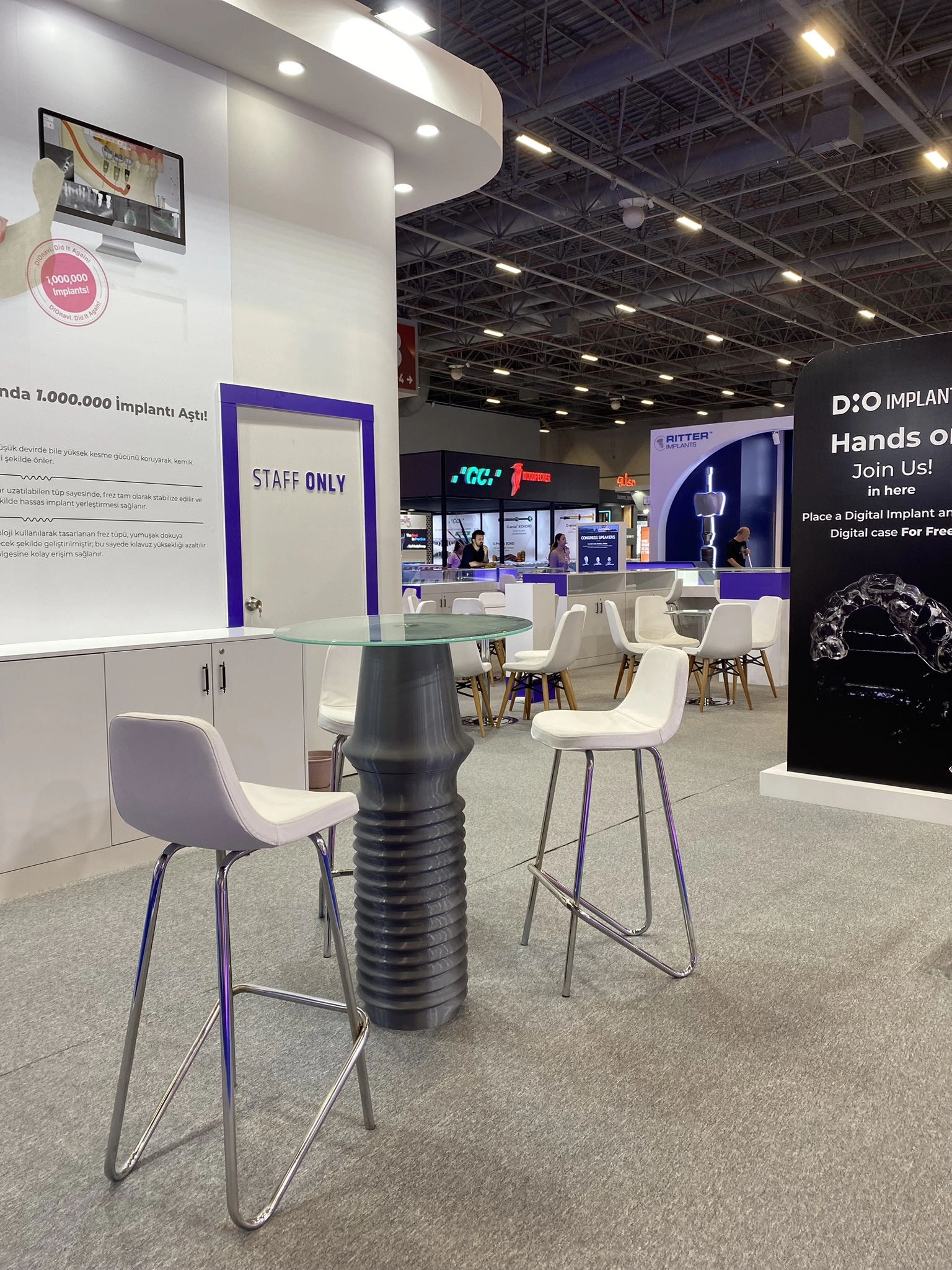 DIO Implant IDEX 2025 standı 3D baskı implant formunda masa ayağı