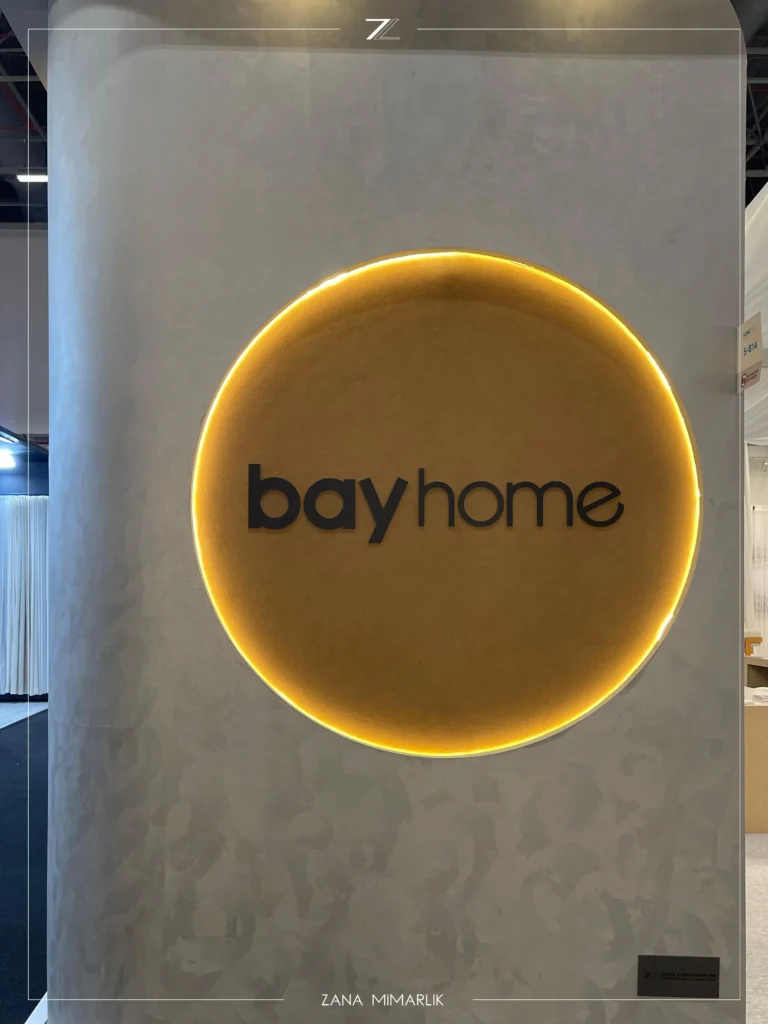 Bayhome standındaki oval aydınlatmalı logo duvarı