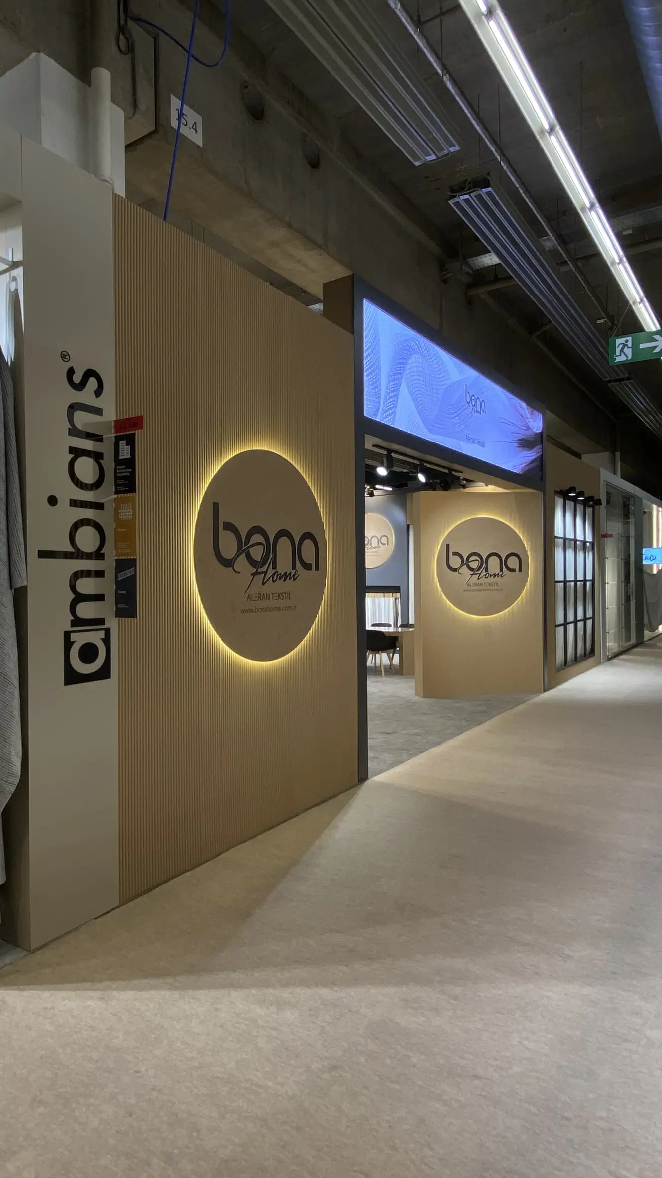 Bona Home ve Ambians Heimtextil 2026 standlarının koridordan görünümü ve LED ekranlı girişi