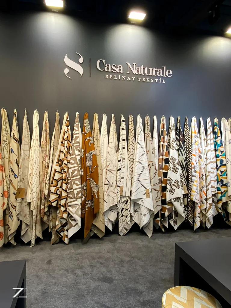 Casa Naturale standının U profilli perde sergileme duvarı