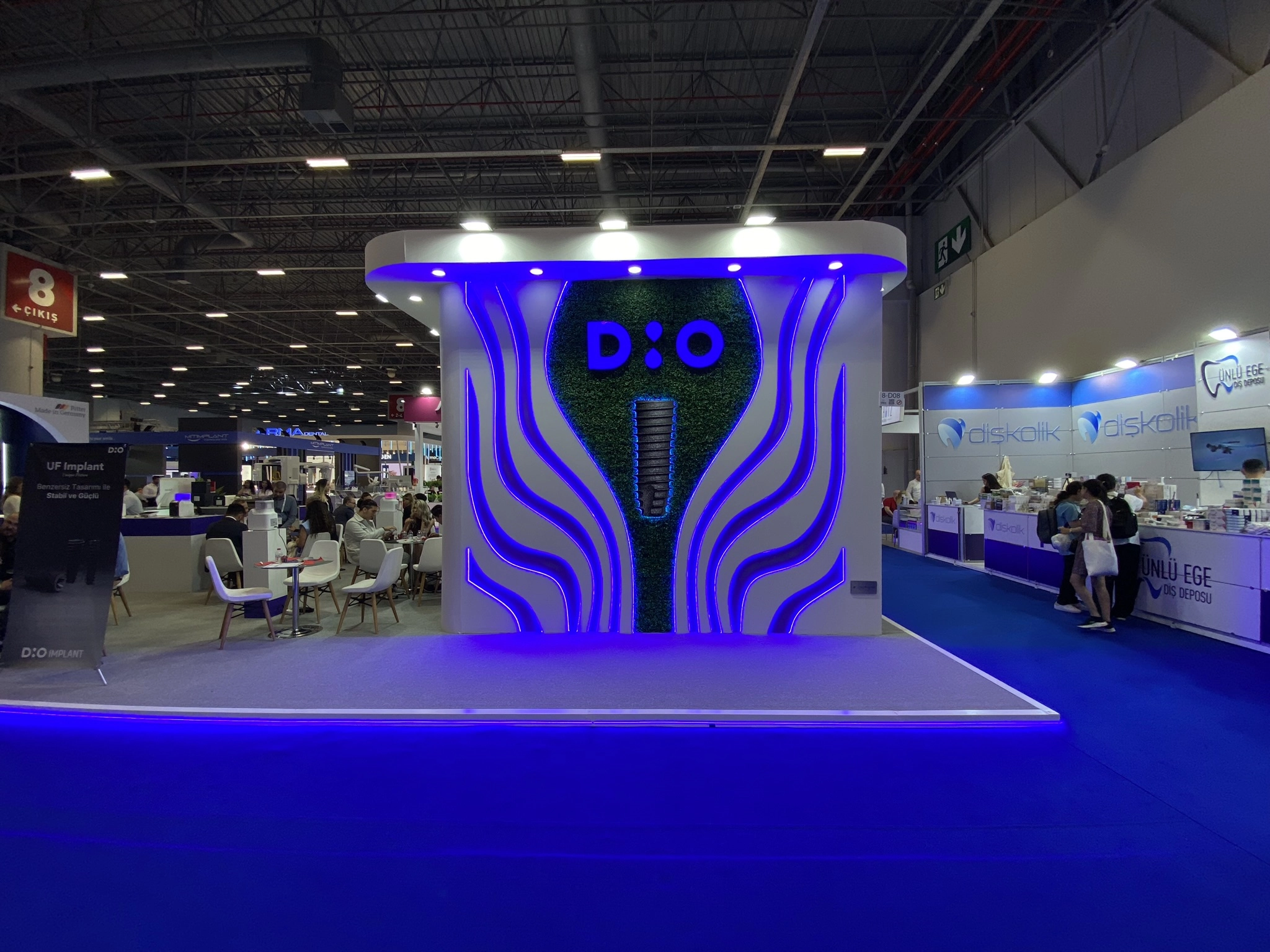 DIO Implant IDEX 2025 dalgalı CNC cephe ve implant sergileme detayı