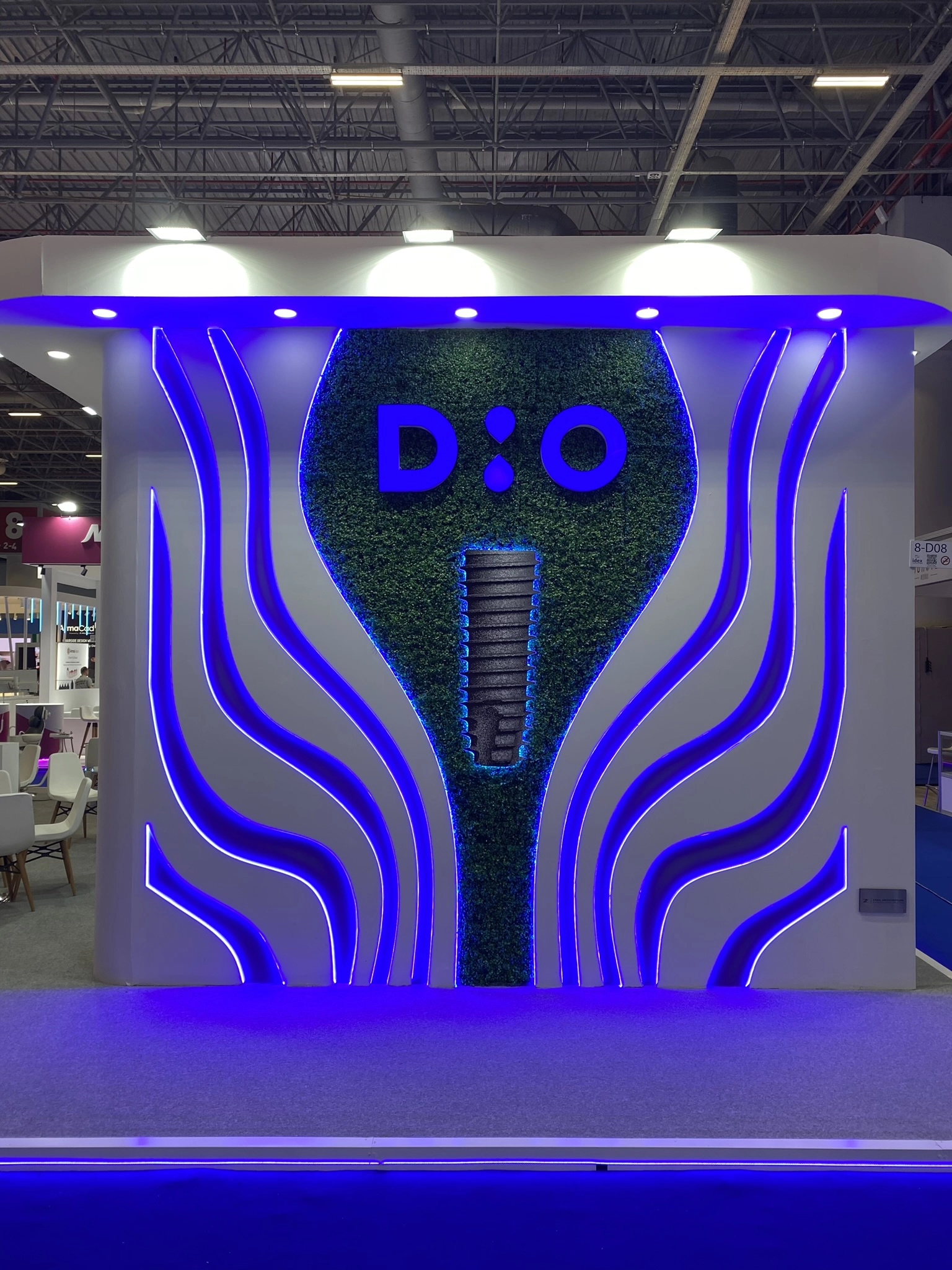 DIO Implant standı mavi neon LED aydınlatmalı dalgalı CNC cephe