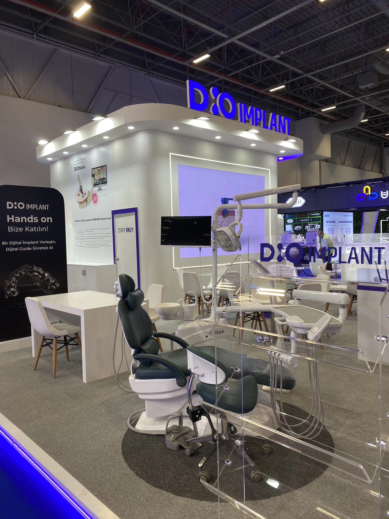 DIO Implant IDEX 2025 standı dental ünit ve hands-on ürün demonstrasyon alanı