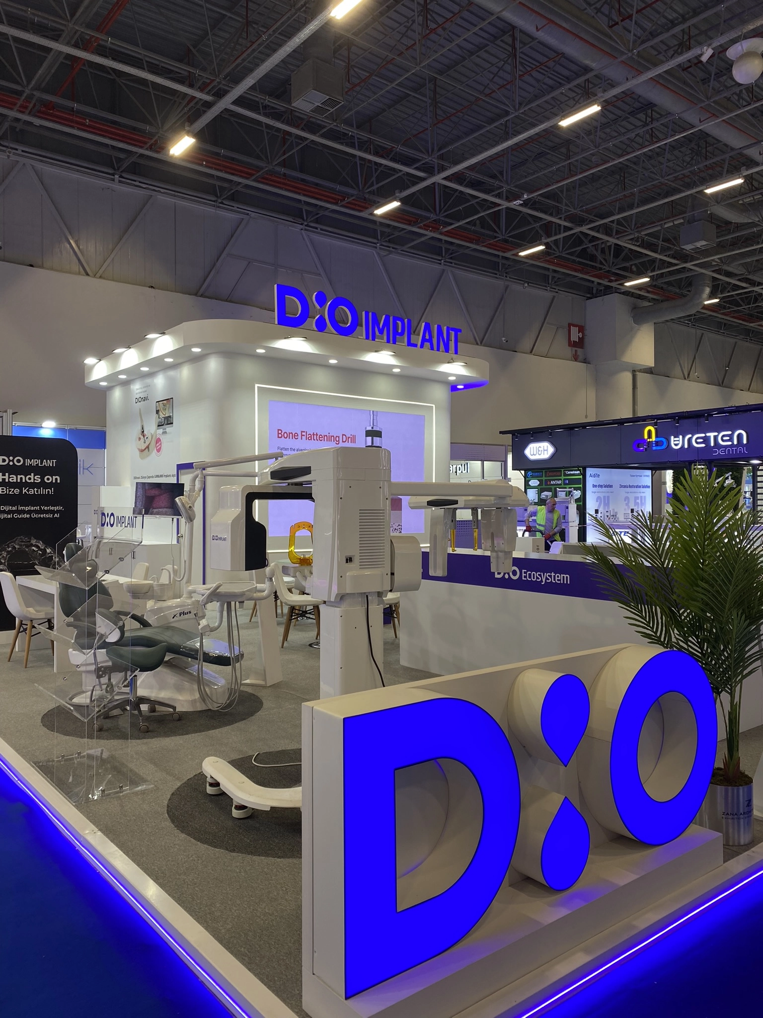 DIO Implant IDEX 2025 ada standı sol ön perspektif ve dental demo alanı
