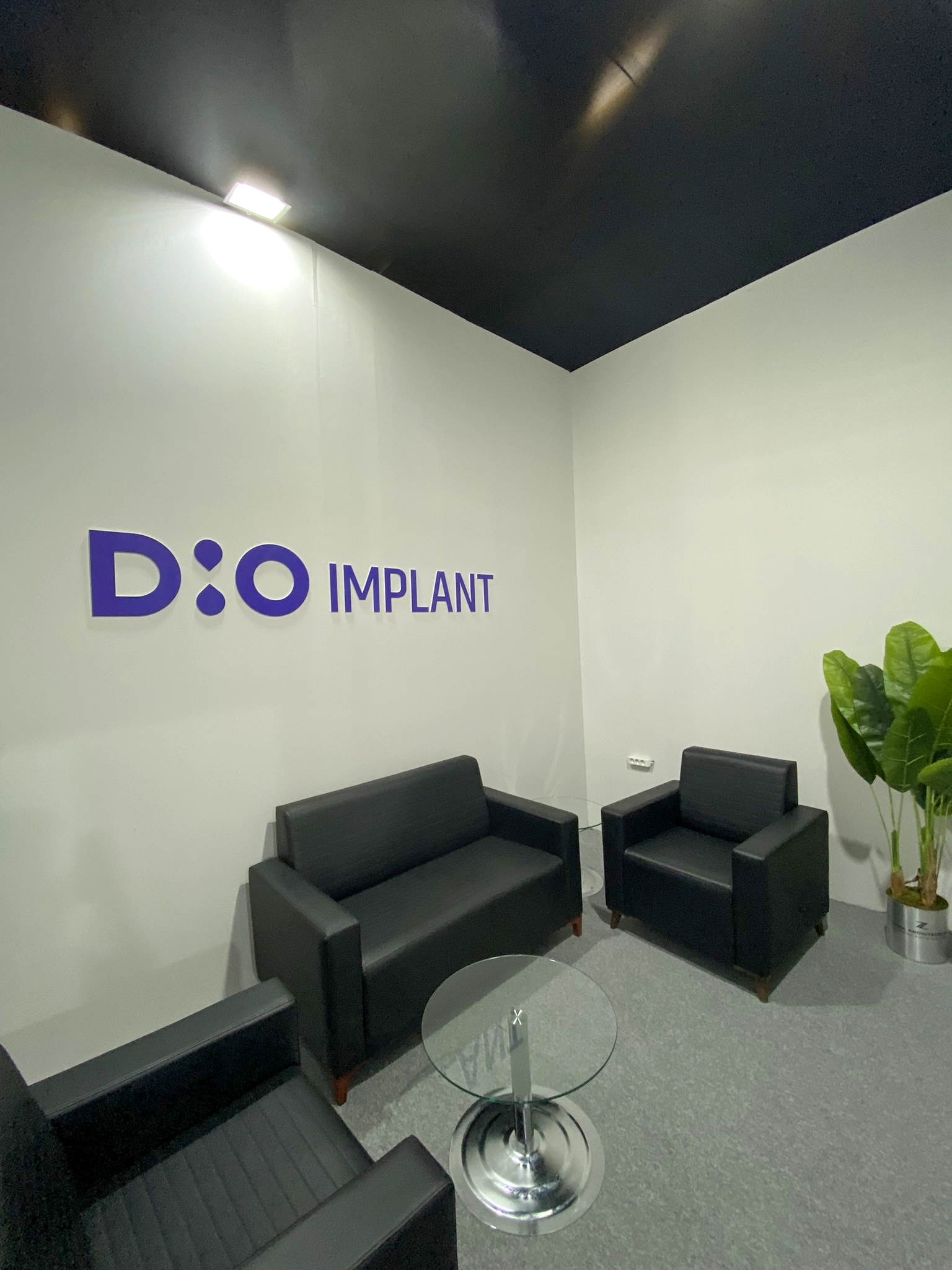 DIO Implant IDEX 2025 fuar standı özel toplantı odası