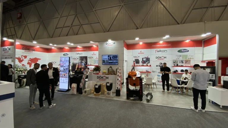 Döküm Market standının ön cephesi ve ayaklı LED ekranı