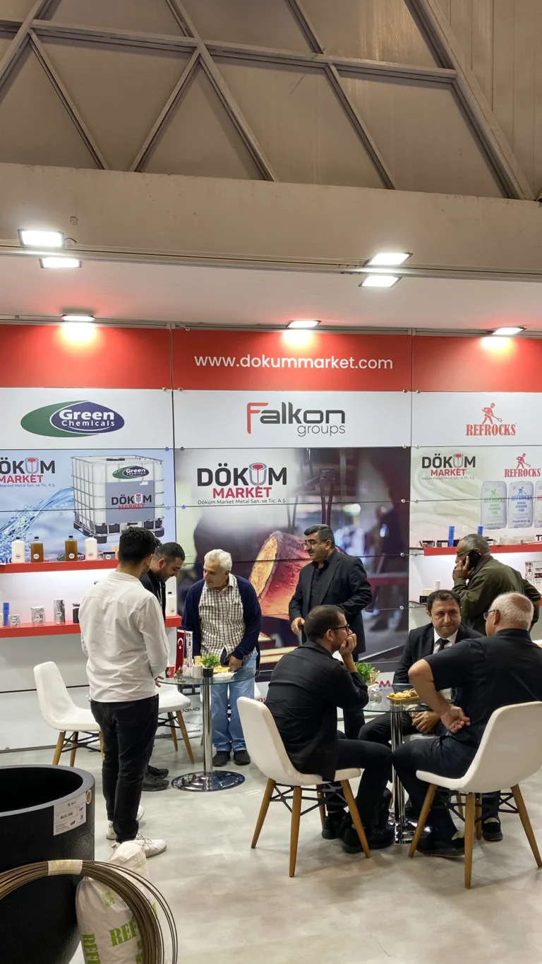 Döküm Market standında ziyaretçi görüşmeleri ve ürün rafları